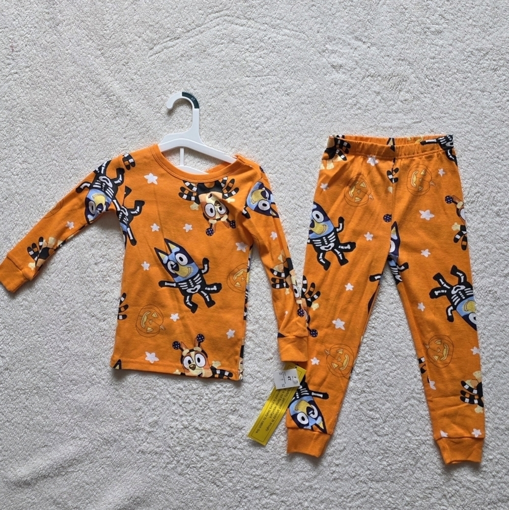 NWT Toddler Boy / Girl 2 pc Snug Fit Bluey Halloween Pajama Set, size 4t